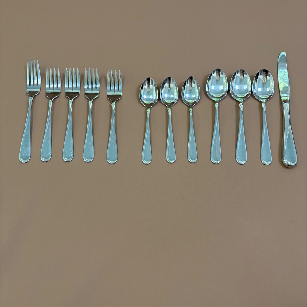 Oneida Flight Reliance Glossy Stainless Flatware Set 12 Pieces Silverware